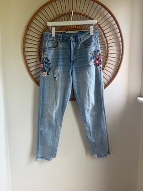 American Eagle Floral Embroidered Mom Jeans size 6